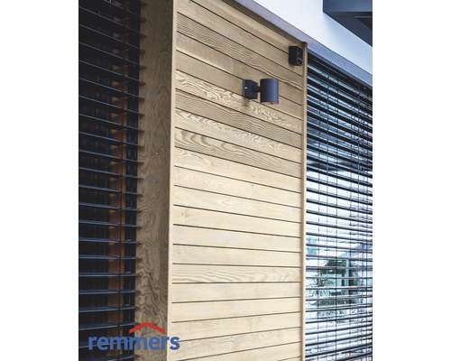 Façade en bois avec luminaires extérieurs et stores