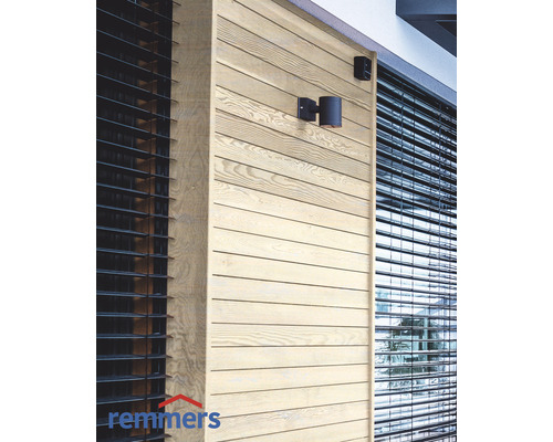 Façade en bois avec luminaires extérieurs et stores de fenêtres