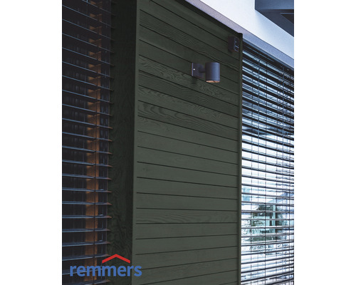 Façade en bois avec éclairage extérieur