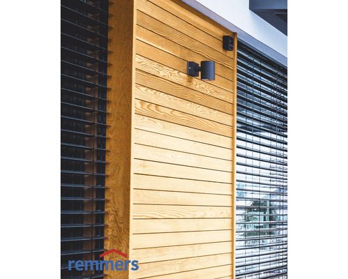 Façade avec revêtement en bois et éclairage extérieur