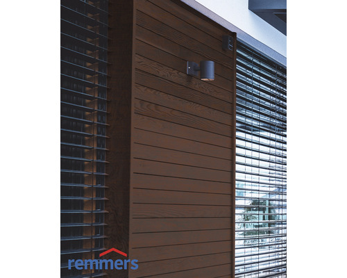 Façade avec revêtement en bois et applique murale extérieure