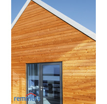 Façade de maison en bois avec porte et bardage horizontal