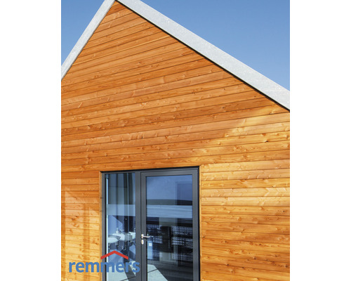 Holzhausfassade mit Tür und horizontaler Holzverkleidung