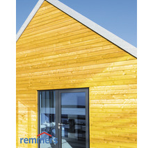 Hausfassade mit Holzverkleidung und Glastür