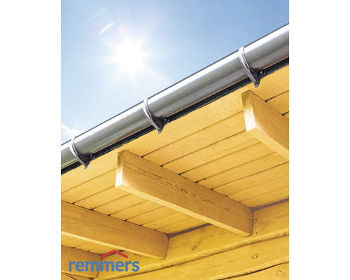 Gouttière métallique sur une maison en bois
