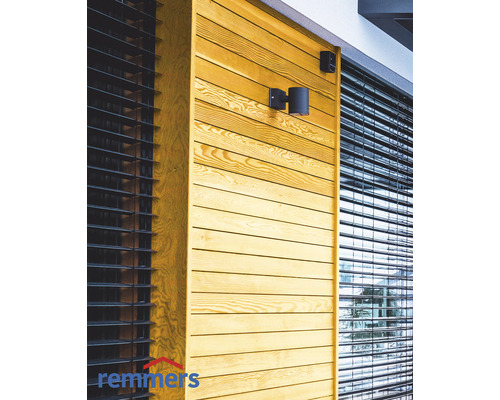 Mur extérieur avec revêtement en bois et luminaires extérieurs