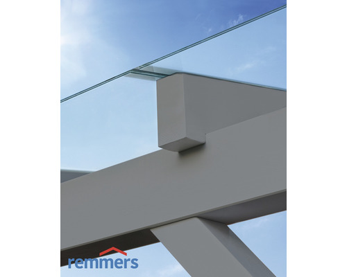 Detailansicht einer Terrassenüberdachung aus Glas und Aluminium mit Remmers Logo