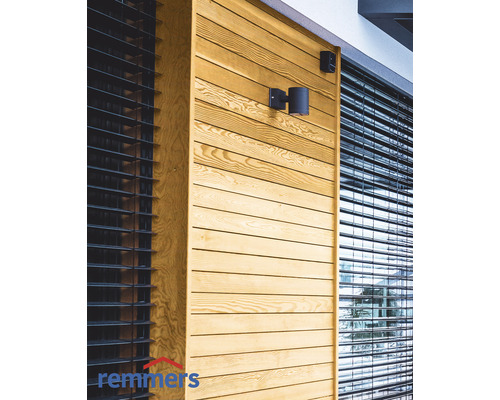 Holzfassade mit horizontalen Brettern und zwei Aussenleuchten