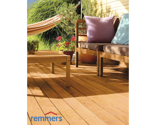 Aussenbereich mit Holzterrasse, Gartenmöbeln und Hängematte