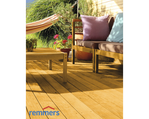 Holzterrasse mit Gartenmöbeln und Remmers Logo
