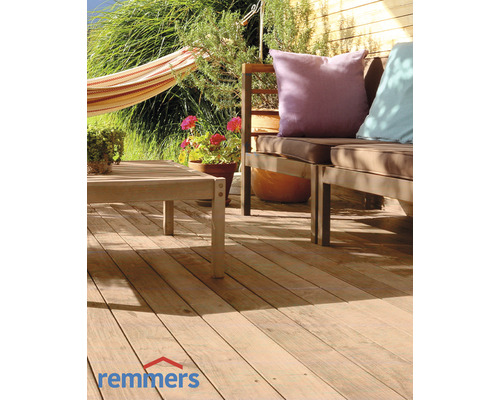 Terrasse en bois avec mobilier de jardin et logo Remmers