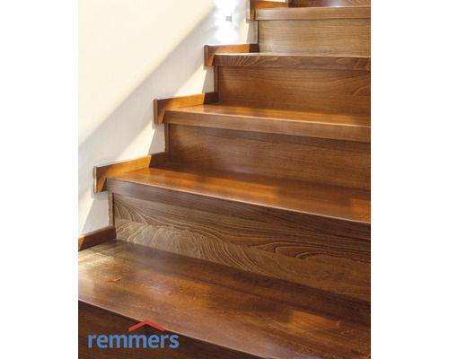 Escalier en bois avec le logo Remmers