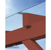 Detailansicht einer Terrassenüberdachung mit Glasdach und Holzkonstruktion.