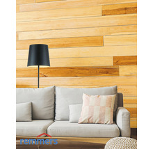 Wohnzimmer mit Holzpaneelwand, Sofa und Stehlampe