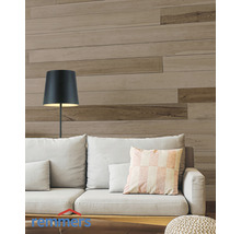 Wohnzimmer mit Sofa, Stehlampe und Holzvertäfelung