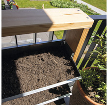 Jardinière de balcon avec de la terre sur un balcon