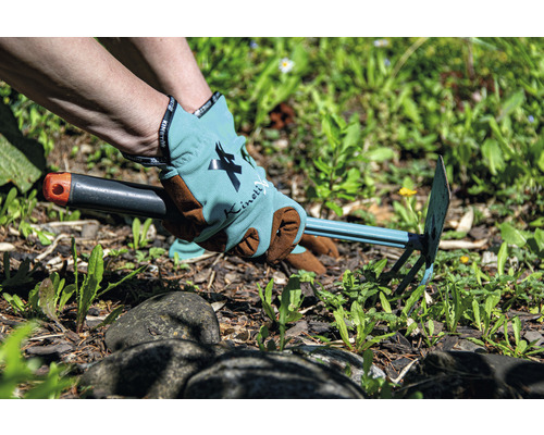 Jardinage avec une houe à désherber et des gants de jardinage.