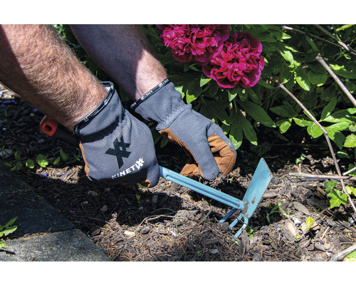 Jardinage avec des gants de jardinage et une griffe de jardin