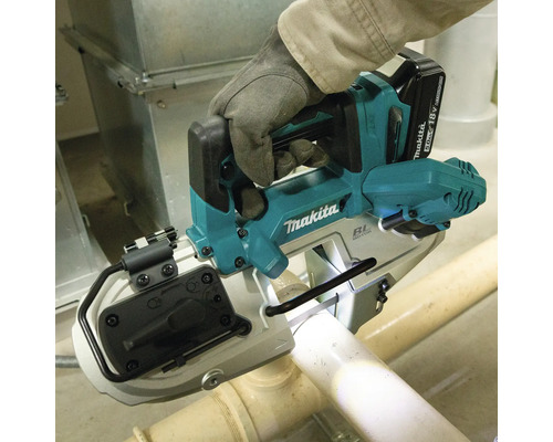 Makita Akku-Bandsäge beim Schneiden eines Rohres