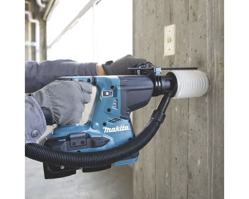 Akku-Bohrhammer beim Bohren eines Loches in eine Betonwand