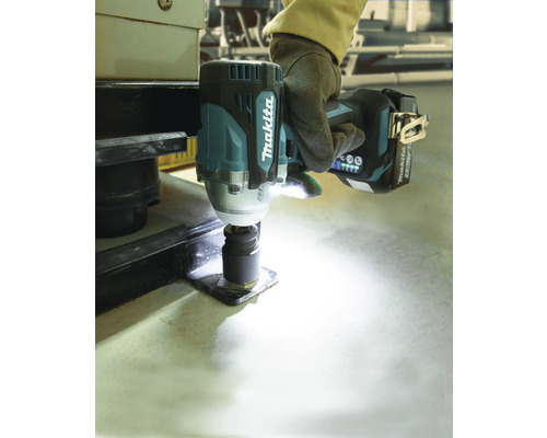 Akkuschlagschrauber im Einsatz mit einer Hand bedient.