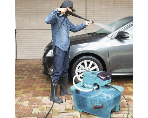 Mann reinigt Auto mit mobilem Makita Hochdruckreiniger