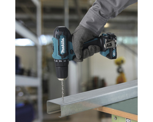 Makita Akku-Bohrschrauber bohrt in ein Metallprofil.