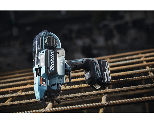 Logo Makita sur une attacheuse à batterie, placée sur de l''acier d''armature.