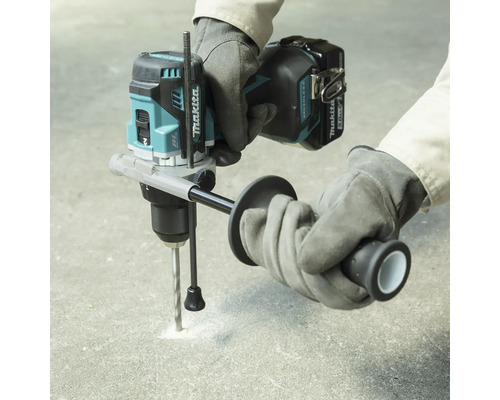 Eine Bohrmaschine wird zum Bohren eines Lochs in eine Betonoberfläche verwendet.