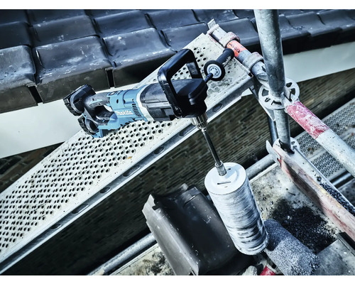 Makita Logo Kernbohrmaschine auf einem Gerüst