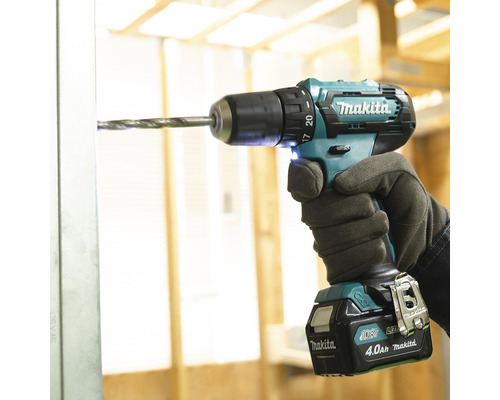 Visseuse-perceuse sans fil Makita en cours d''utilisation pour percer du métal