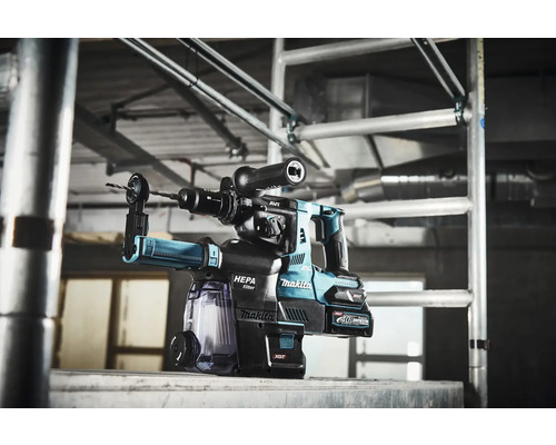 Marteau perforateur Makita avec aspiration de poussière sur un chantier