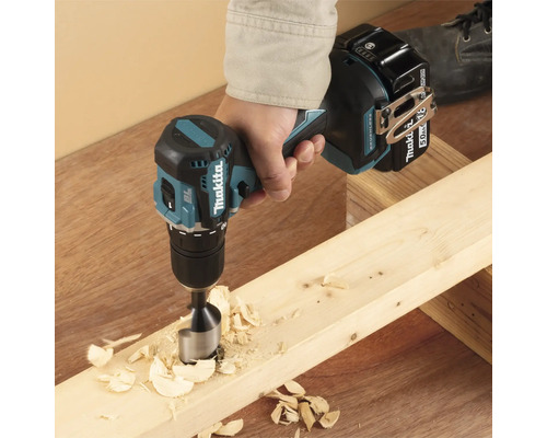 Visseuse-perceuse sans fil Makita perçant un trou dans une planche de bois