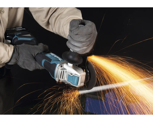 Meuleuse d''angle à une main en cours d''utilisation avec des étincelles.