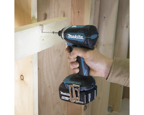 Logo Makita. Une visseuse à batterie est vissée dans une construction en bois.