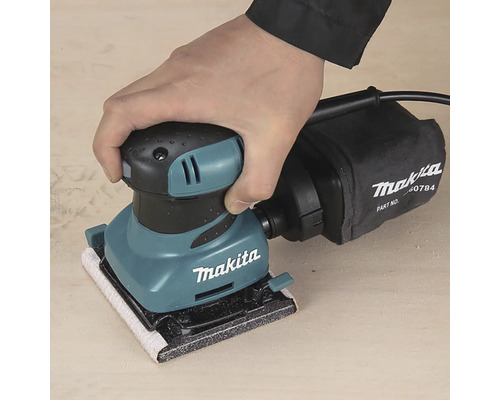 Ponceuse excentrique Makita avec sac à poussière en cours d''utilisation