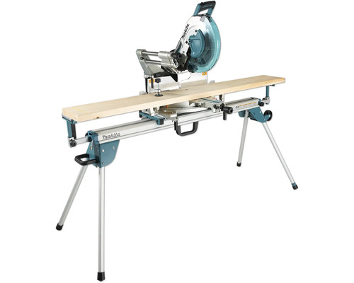 Makita Kapp- und Gehrungssäge mit Holzwerkstück auf einem Sägetisch