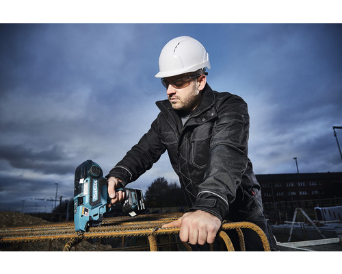 Un homme portant un casque et des lunettes de protection utilise une attache automatique de fil à batterie Makita sur un chantier pour travailler l''acier d''armature.