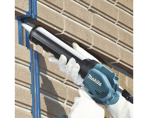 Application d''un pistolet à cartouche Makita sur un mur de briques.