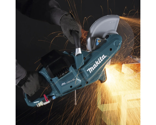 Makita Trennschleifer im Einsatz mit Funkenflug
