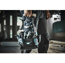 Handwerker mit Werkzeugtasche am Gürtel, gefüllt mit Hammer, Schraubendrehern und weiterem Werkzeug