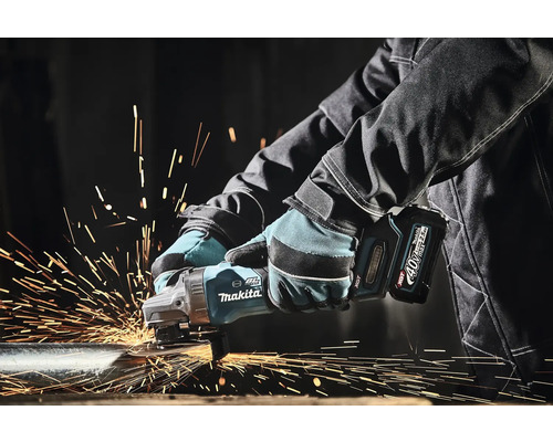 Akku-Winkelschleifer von Makita beim Schleifen von Metall mit Funkenflug