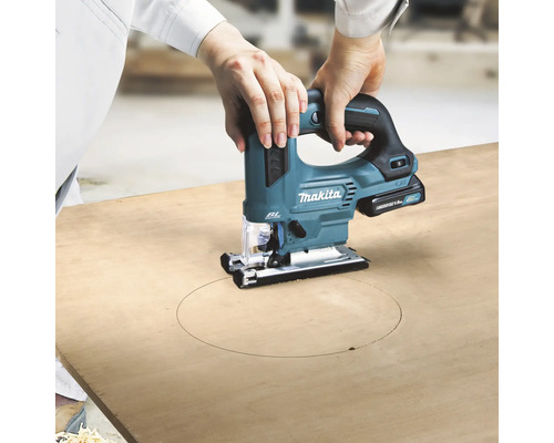 Scie sauteuse Makita découpant un cercle dans une plaque de bois