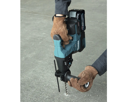 Bohren mit einem Akku-Bohrhammer von Makita