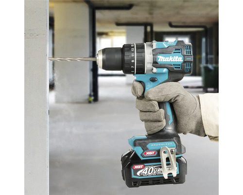 Makita Akku-Bohrschrauber im Einsatz beim Bohren in eine Wand