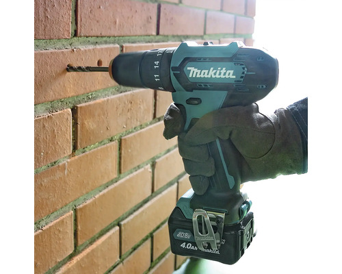 Perceuse-visseuse sans fil perçant un mur en briques