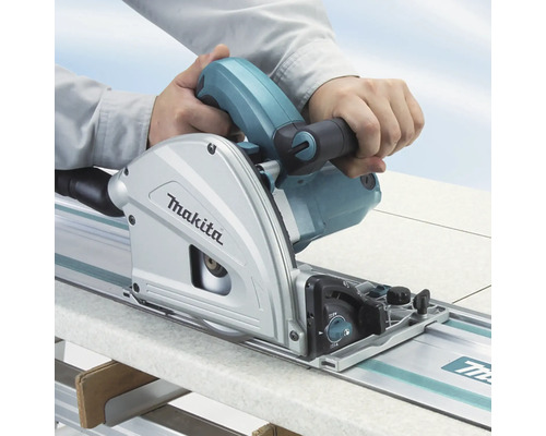 Scie plongeante Makita en cours d''utilisation sur un rail de guidage