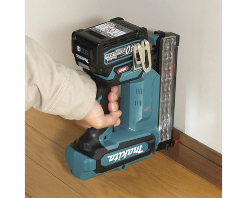 Makita Akku Nagler im Einsatz an einer Fußleiste.