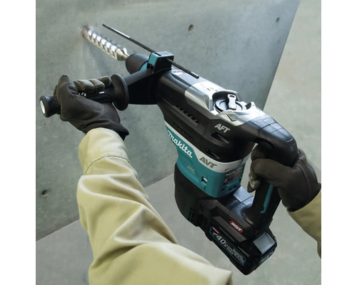 Makita Akku-Bohrhammer beim Bohren in eine Betonwand