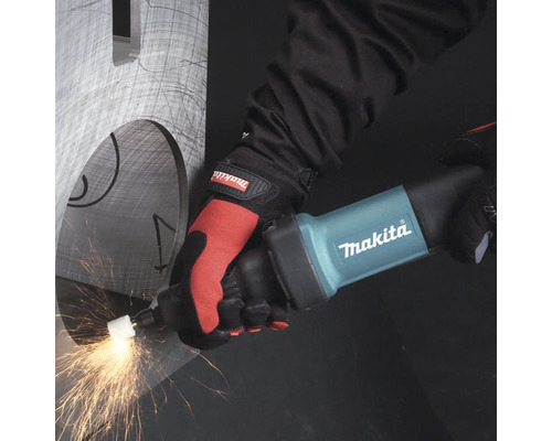 Meuleuse droite Makita travaillant le métal